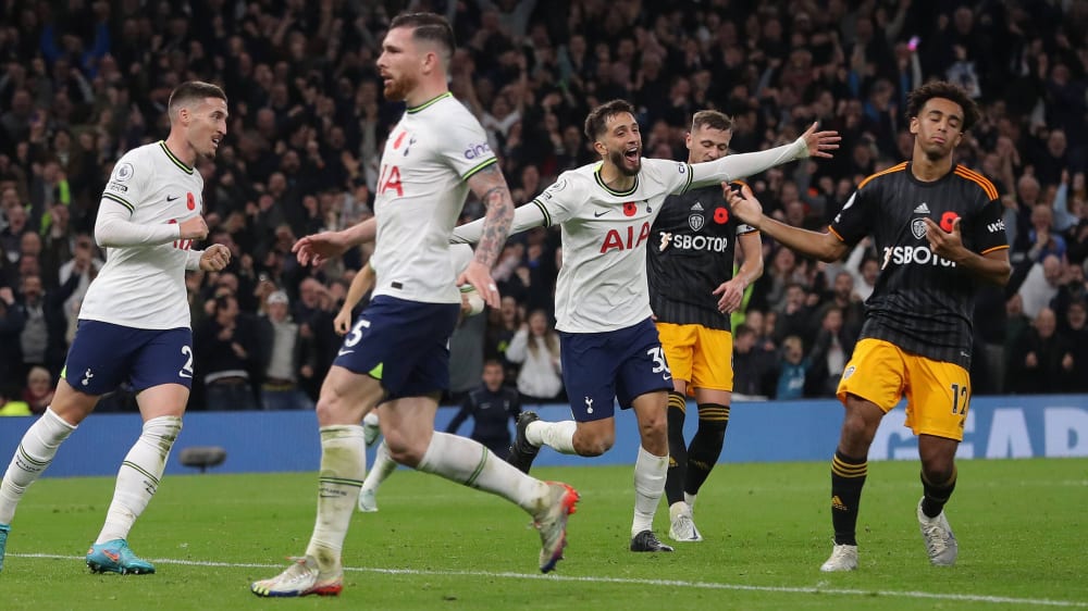 Matchwinner: Tottenhams Rodrigo Bentancur (3.v.r.) bejubelt seinen Siegtreffer beim 4:3 gegen Leeds.