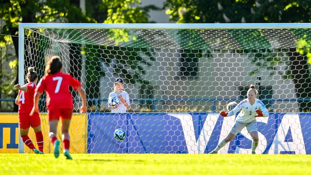 Der entscheidende Treffer: Noemi Ivelj (li.) trifft per Elfmeter zum 2:1 für die Schweiz.