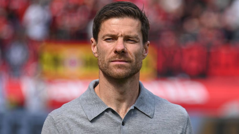 Lässt offen, mit welcher Startaufstellung er das Spitzenspiel am Freitag angeht: Leverkusens Trainer Xabi Alonso.