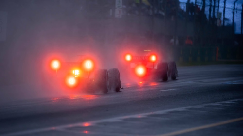 Beim Formel-1-Rennen in Melbourne hat es auch stark geregnet. Aber die Fahrer konnten noch fahren.