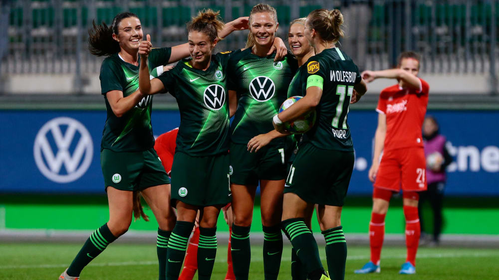 Die Spielerinnen des VfL Wolfsburg freuen sich &#252;ber ein Tor im Achtelfinale gegen Twente Enschede.