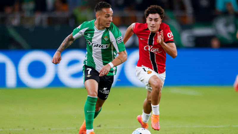 Real Betis Balompie — RCD Mallorca — LaLiga EA Sports Энтони Матеус дос Сантос из Real Betis бежит с мячом во время матча La Liga EA Sports между Real Betis и RCD Mallorca на стадионе La Cartuja в Севилье, Испания, 2 ноября 2025 года. Севилья, Испания PUBLICATIONxNOTxINxFRA Авторские права: xJosexLuisxContrerasx originalFilename:joseluiscontreras-realbeti251102_npnGT.jpg