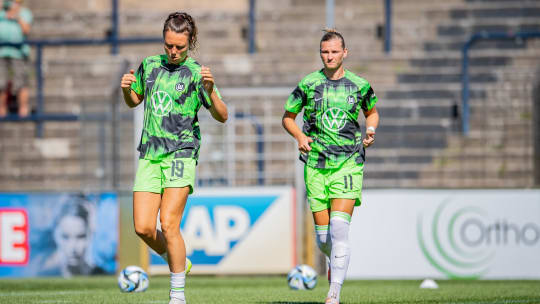 Konkurrieren sie bald um den Platz in der Spitze? Neuzugang Fenna Kalma (li.) und Alexandra Popp vom VfL Wolfsburg.