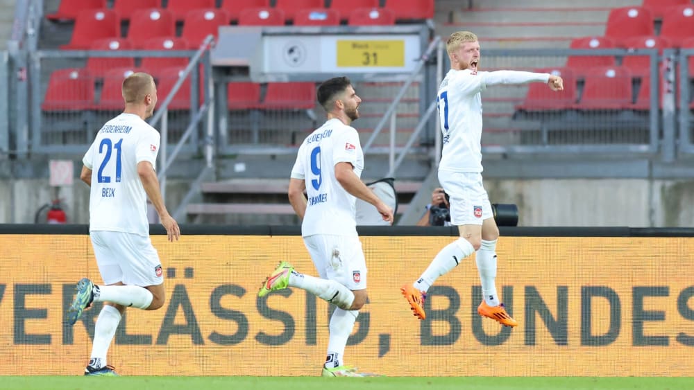 Jan-Niklas Beste bejubelt das 3:0 gegen Nürnberg.