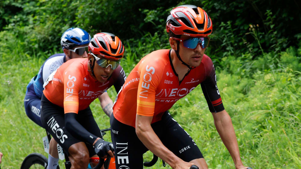 Egan Bernal (li.) und Tom Pidcock (re.) von Ineos Grenadiers bei der Tour de Suisse