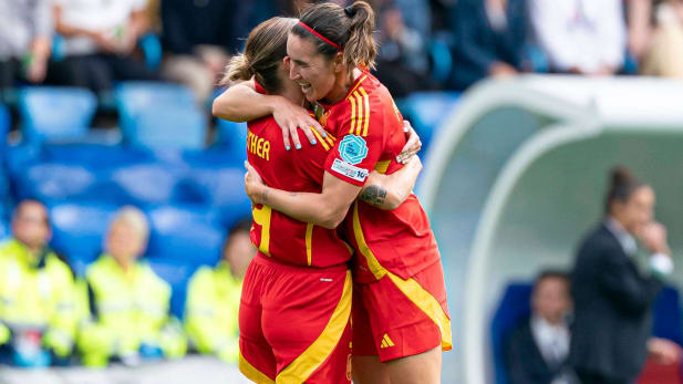 Mariona Caldentey (re.) und Esther Gonzalez beim Torjubel.