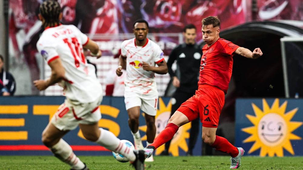 Joshua Kimmich (re.) trifft mit dem FC Bayern auf RB Leipzig.