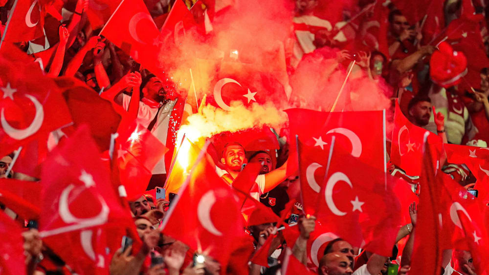 Die Fans der Türkei freuen sich über die K.-o.-Runde