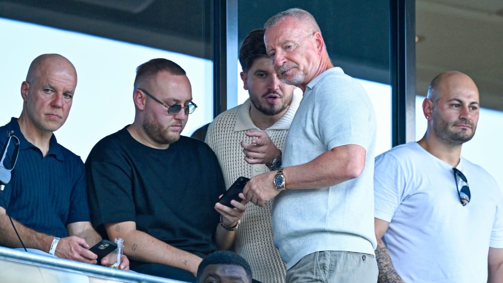 Dirk Mack (li.) und Roger Wittmann (2.v.r.) in der TSG-Arena bei der Partie gegen den FC Bayern.