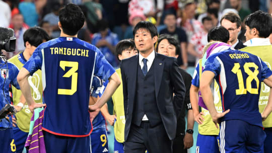 Japans Trainer Hajime Moriyasu (Mi.) ist stolz auf seine Spieler