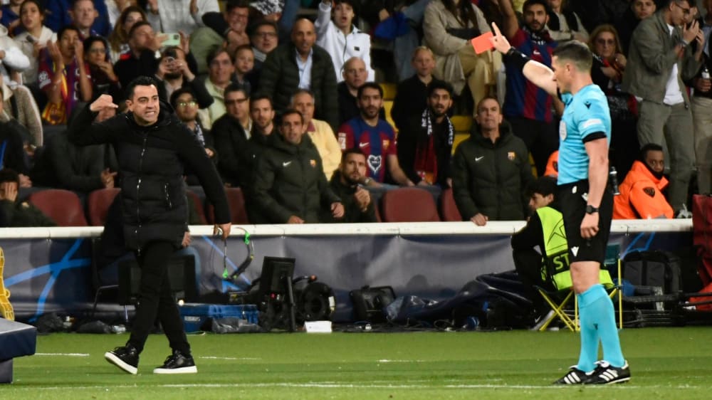 Barcelonas Trainer Xavi sah die Rote Karte.