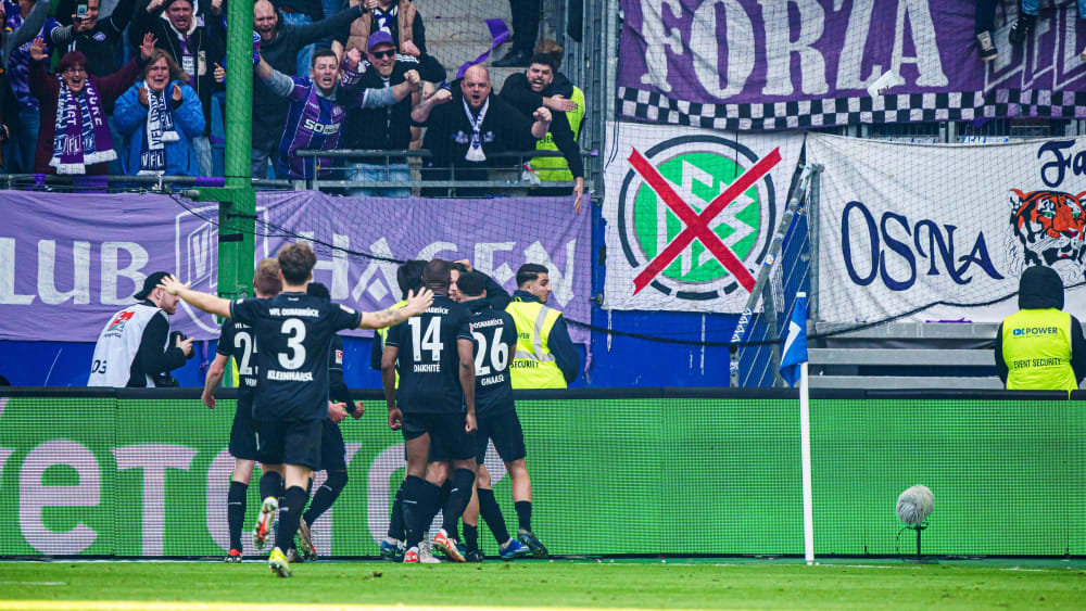 Der VfL Osnabrück jubelt über den späten Treffer um 2:1 in Hamburg.