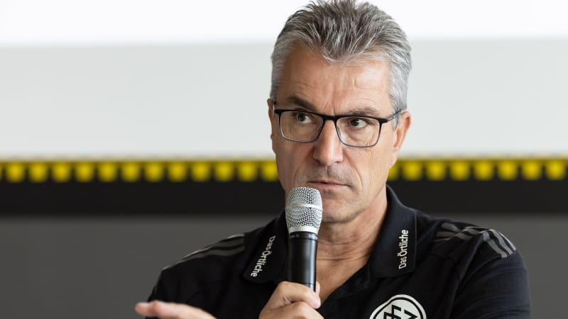 DFB Schiri GmbH Spor ve İletişim Genel Müdürü Knut Kircher, 12 Ağustos 2025 tarihinde Frankfurt am Main, Frankfurt am Main, Hesse Almanya DFB Kampüsü'nde düzenlenen medya eğitimi basın toplantısında konuşuyor. *** DFB Schiri GmbH Spor ve İletişim Genel Müdürü Knut Kircher, 12 Ağustos 2025 tarihinde Frankfurt am Main, Frankfurt am Main, Hesse Almanya DFB Kampüsü'nde düzenlenen medya eğitimi basın toplantısında konuşuyor.