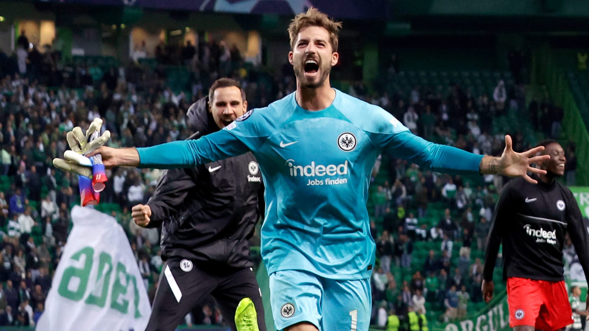 Kevin Trapp (Eintracht Frankfurt) bejubelt den Sieg bei Sporting CP Lissabon