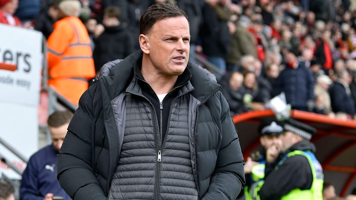 League-One-Trainer zerlegt Mannschaft nach Klassenerhalt