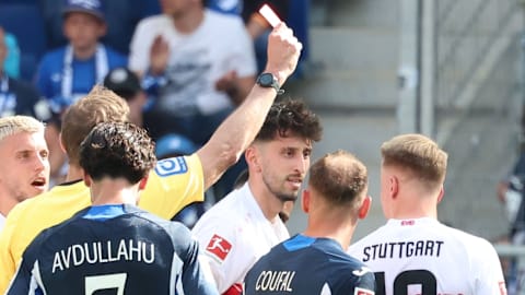 Flog mit Rot vom Platz