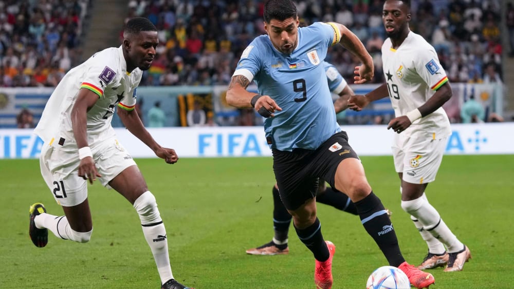 Bereitete zwei Treffer für Giorgian de Arrascaeta (li.) vor: Uruguays Routinier Luis Suarez (re.).