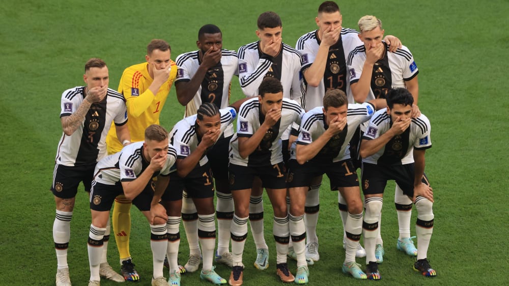 Stummer Protest der deutschen Nationalmannschaft vor dem WM-Auftakt gegen Japan.