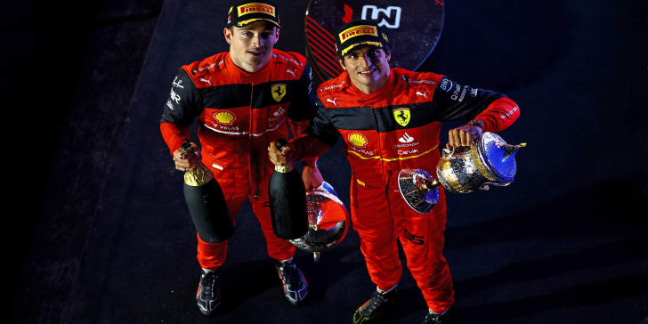 Strahlende Ferrari-Piloten: Charles Leclerc (li.) und Carlos Sainz.