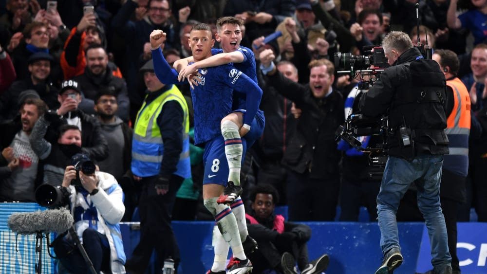 Der Torsch&#252;tze zum 2:0, Ross Barkley (links), wird vom 18-j&#228;hrigen Billy Gilmour gefeiert.