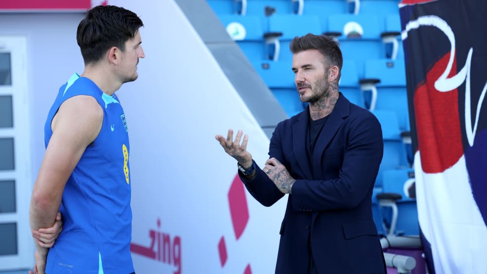 Ein aktuelles und ein ehemaliges Feindbild der englischen Fußball-Öffentlichkeit: Harry Maguire (li.) im Gespräch mit David Beckham.
