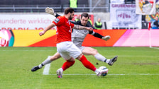 Baumann (li.) umkurvt Männel und schiebt zum 1:0 ein.