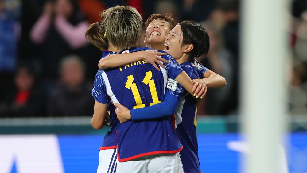 Jubeltraube: Die Japanerinnen bejubeln das frühe 1:0.