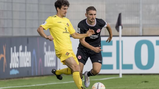 Wird in dieser Saison wohl nicht mehr gegen den Ball treten können: Felix Könighaus (links), Flügelspieler der TuS Koblenz