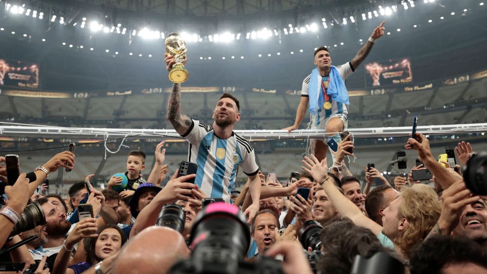 Die Krönung einer außergewöhnlichen Karriere: Lionel Messi mit dem WM-Pokal.
