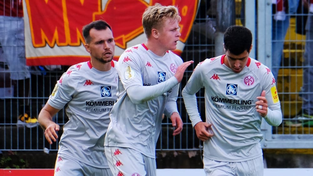 Hauptdarsteller der Partie: Jonathan Burkardt (Mitte) hielt Mainz mit zwei Treffern im Spiel.