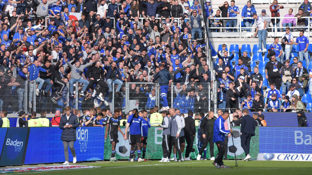 Nach dem 0:3 in Karlsruhe: Austausch zwischen Schalker Spielern und Fans.