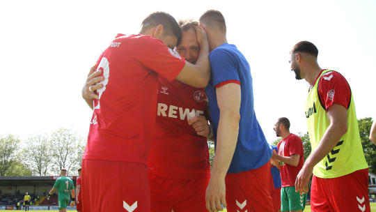 13 Spieler kehren der Eintracht im Sommer den Rücken, auch Torjäger Jan Lüneburg (Mitte), der hier verabschiedet wird.