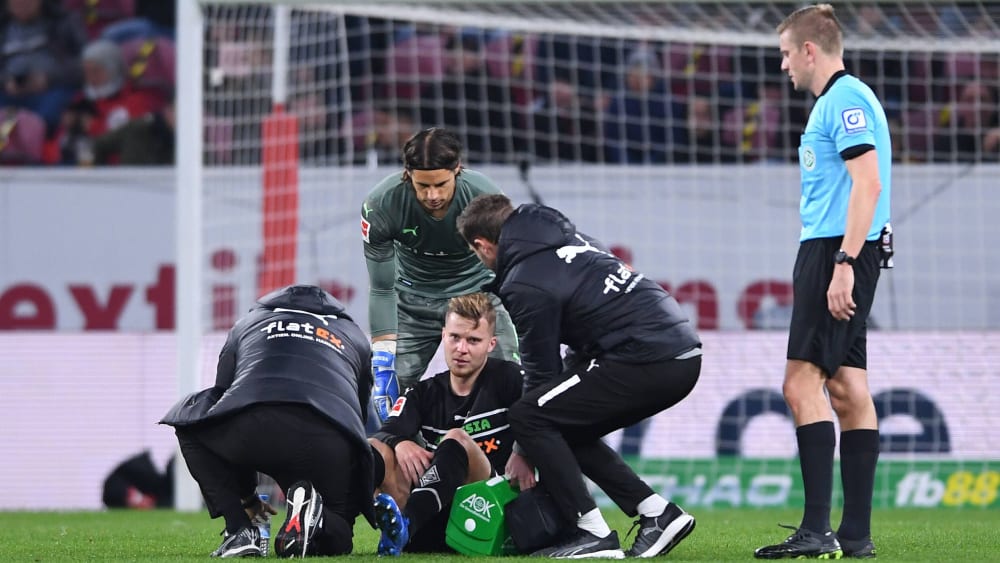 Nichts geht mehr: Nico Elvedi muss nach seiner Bandverletzung beim Spiel in Mainz vorerst pausieren.