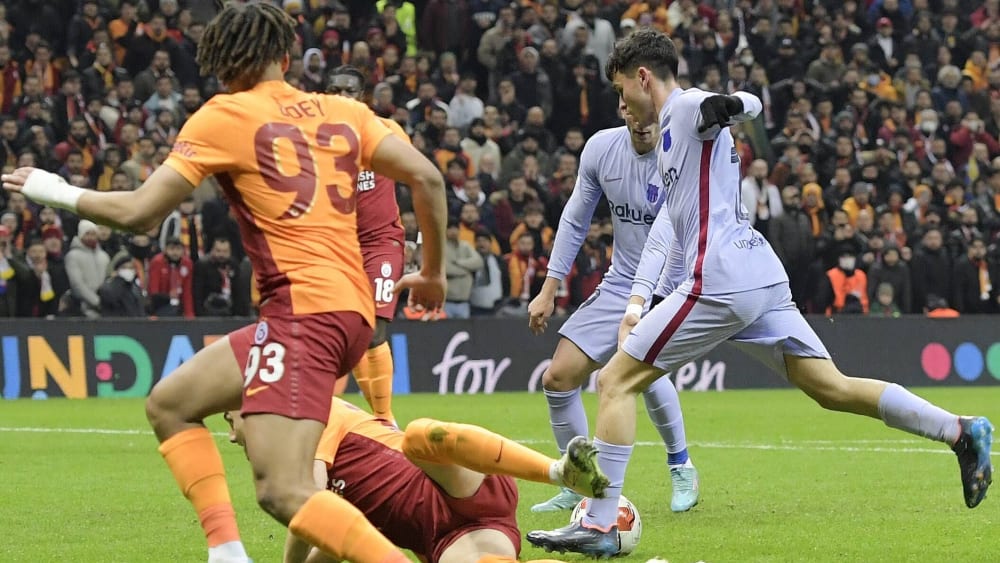 Pedri (re.) erzielte bei Galatasaray Istanbul das 1:1 für den FC Barcelona.