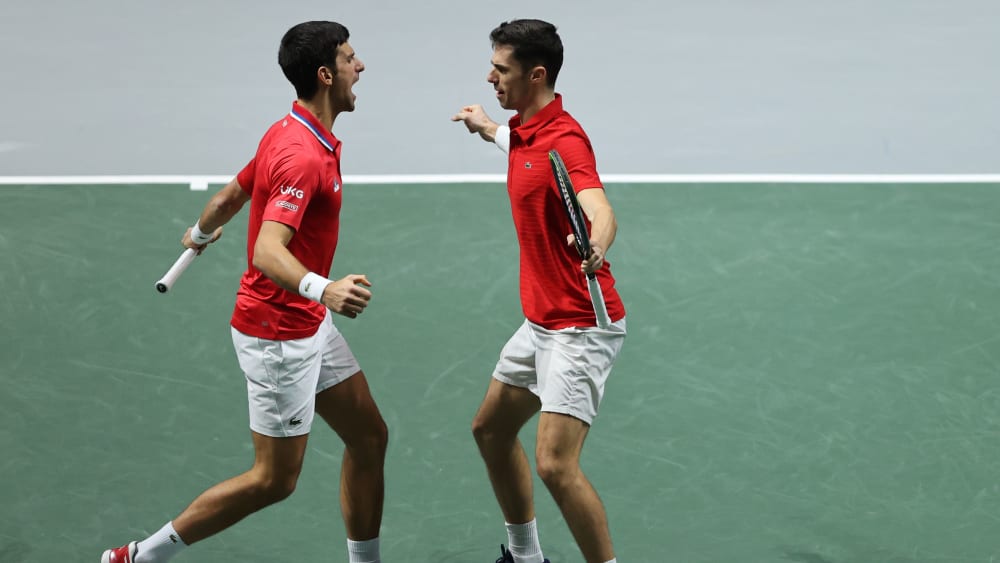 Novak Djokovic (li.) führte Serbien ins Halbfinale des Davis Cup.