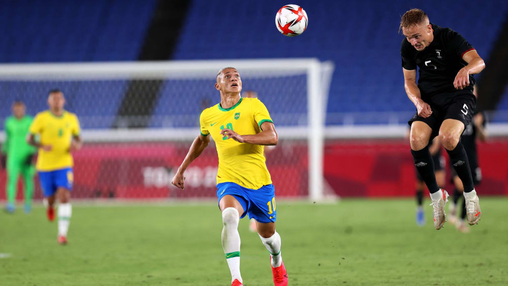 Zeigte sich im Auftaktspiel gegen Brasilien nicht von seiner besten Seite: Verteidiger Amos Pieper (re.).