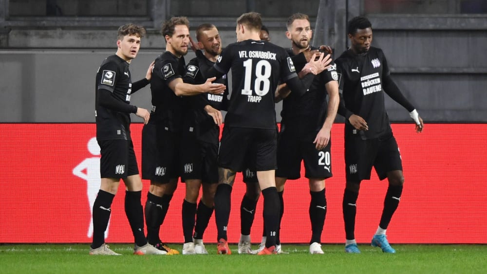 Der Beginn der Torflut: Der VfL Osnabrück bejubelt das 1:0 in Duisburg.