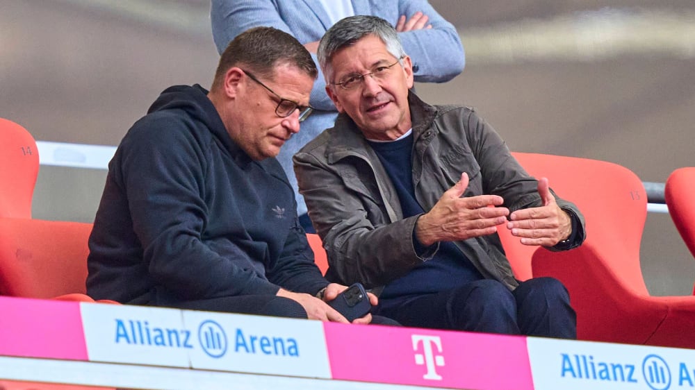 Die Verantwortlichen des FC Bayern um Max Eberl (li.) und Präsident Herbert Hainer gratulieren dem neuen Deutschen Meister Bayer 04 Leverkusen.
