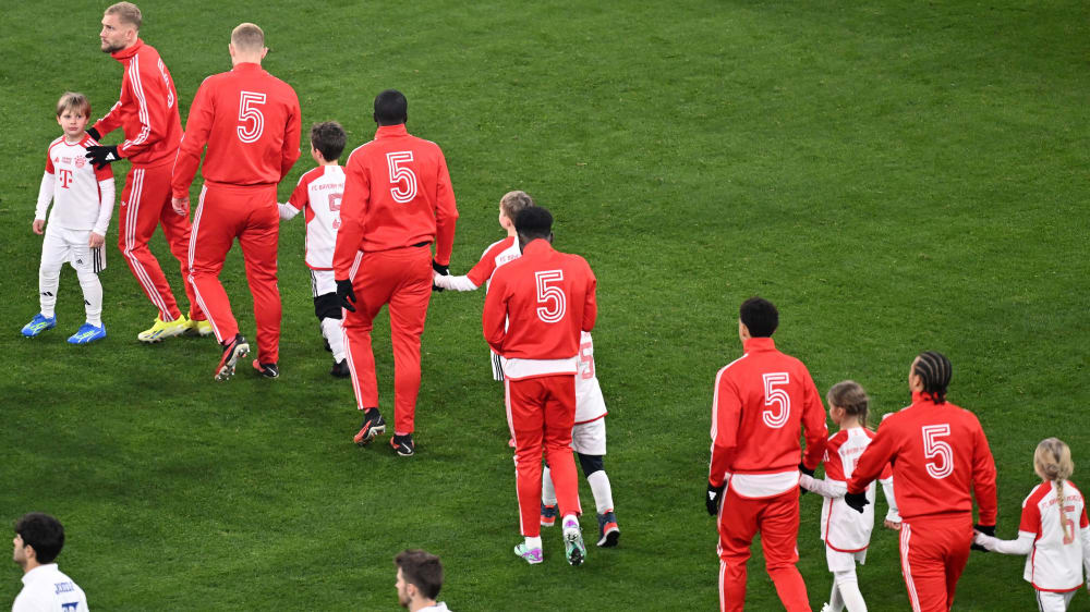 Fussball 1. Bundesliga Saison 2023 2024 17. Spieltag FC Bayern Muenchen - TSG 1899 Hoffenheim 12.01.2024 Das FC Bayern Muenchen Team beim Einlaufen in die Allianz Arena mit der Nummer 5 von Franz Beckenbauer auf einem Trainingsjanzug im Style der 1970 Jahren *** Soccer 1 Bundesliga Season 2023 2024 17 Matchday FC Bayern Muenchen TSG 1899 Hoffenheim 12 01 2024 The FC Bayern Muenchen team entering the Allianz Arena with the number 5 of Franz Beckenbauer on a tracksuit in the style of the 1970s