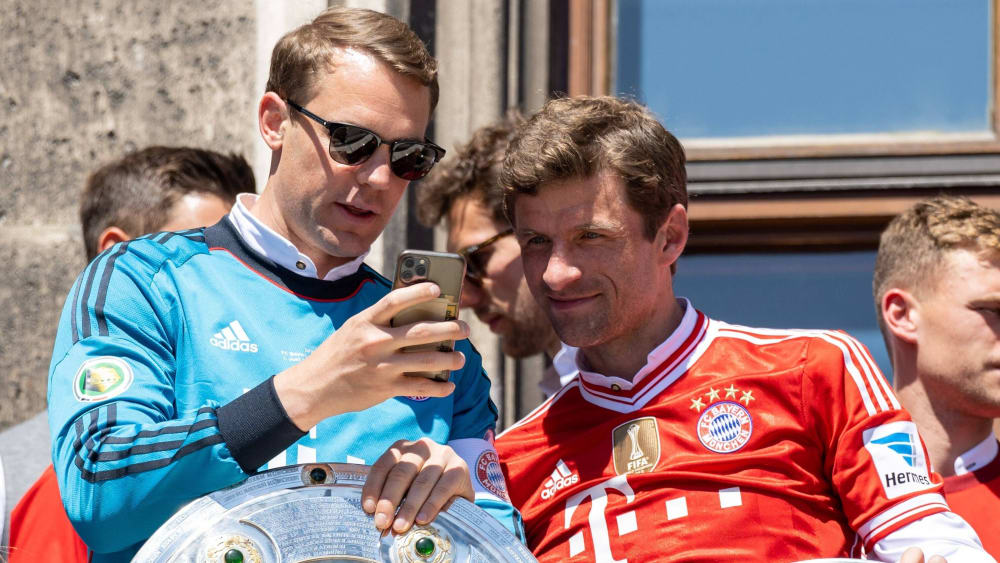 Manuel Neuer (li.) und Thomas Müller bei der Meisterfeier des FC Bayern.