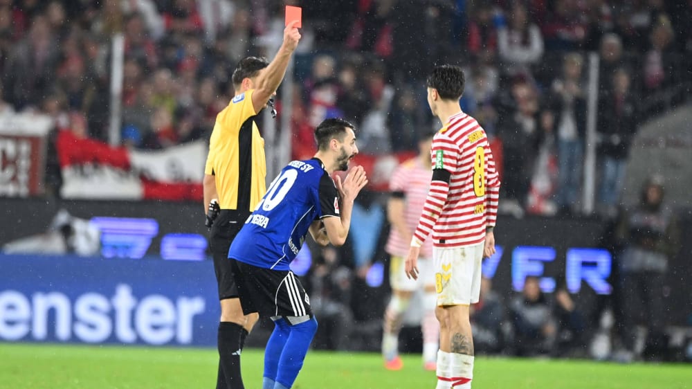 Einer von drei brisanten Szenen: Daniel Schlager verweist Fabio Vieira des Feldes.