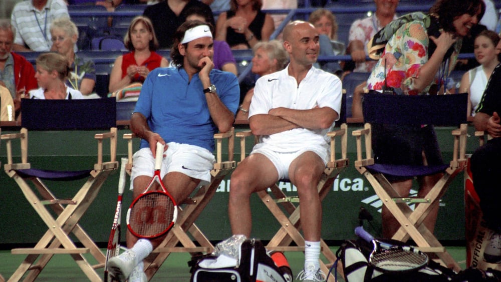 Roger Federer und Andre Agassi (re.)