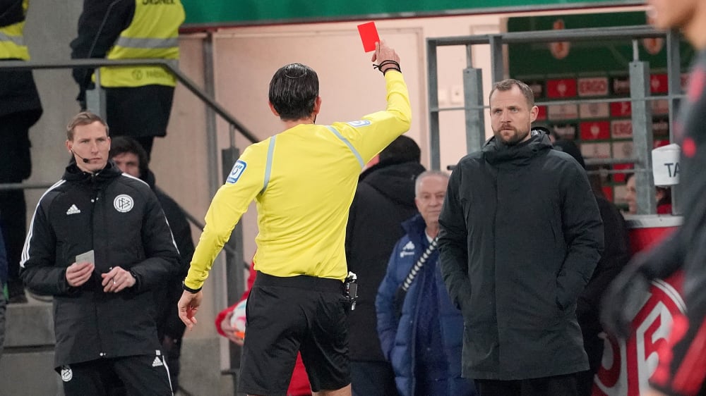 FSV-Coach Bo Svensson (re.) wird von Referee Deniz Aytekin wegen Beleidigung auf die Tribüne geschickt.