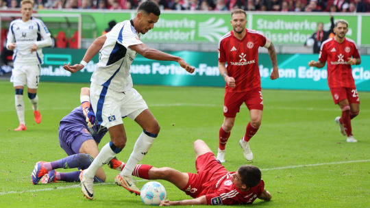 Klare Sache: Düsseldorfs Giovanni Haag nimmt gegen HSV-Goalgetter Robert Glatzel die linke Hand zur Hilfe.