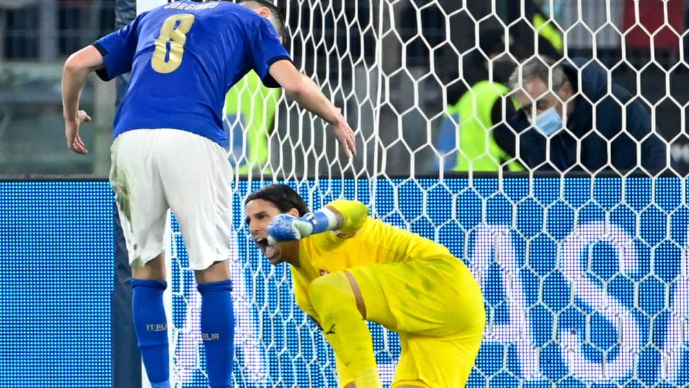 Zwei Gefühlswelten: Jorginho hadert mit seinem Fehlschuss, Yann Sommer feiert mit der Schweiz.