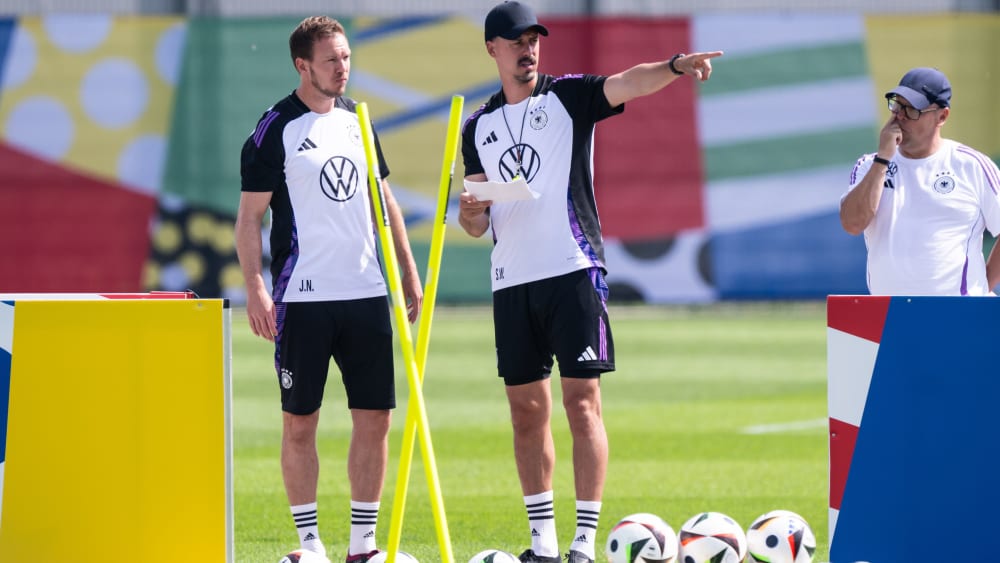 Letzte Besprechungen vor dem EM-Achtelfinale gegen Dänemark am Samstag: Bundestrainer Julian Nagelsmann und sein Co-Trainer Sandro Wagner.