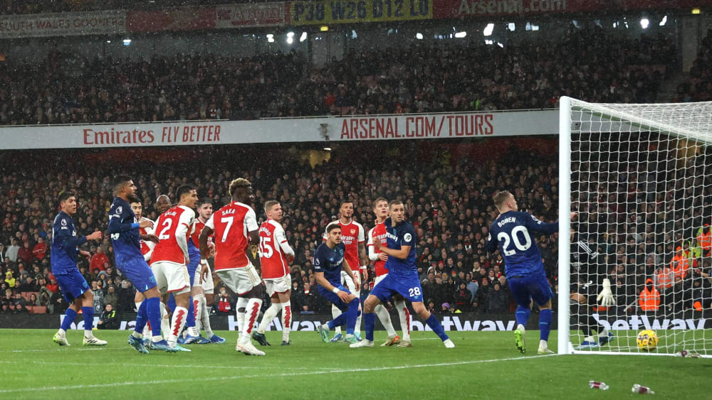 Der Moment des zweiten Einschlags: West Hams Mavropanos schockt Arsenal in Durchgang zwei.