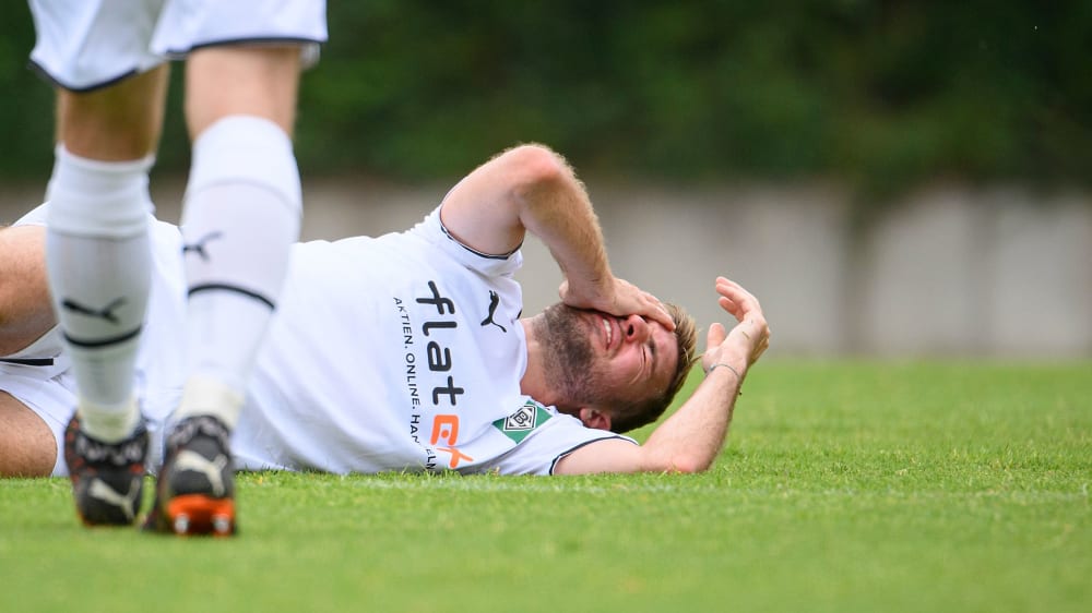 Bei Kopfverletzungen muss man vorsichtig sein: Christoph Kramer benommen am Boden.