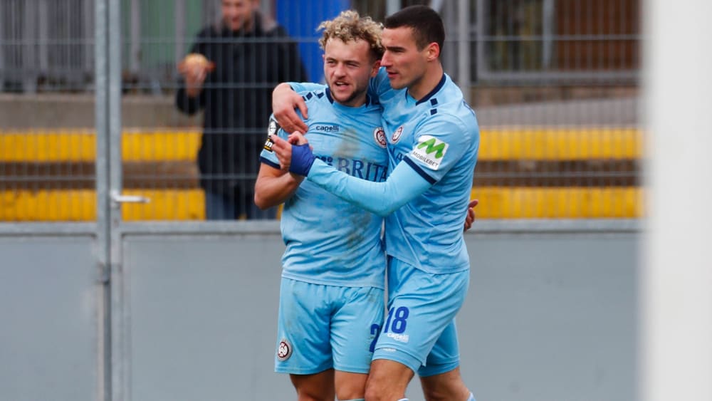 Dreierpacker Hollerbach (li.) erzielte am Sonntagnachmittag alle drei Treffer des SV Wehen Wiesbaden.