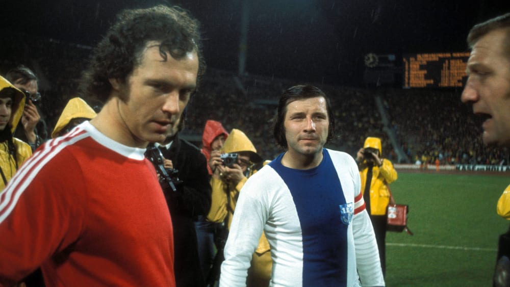 Franz Beckenbauer (Bayern) und Manfred Zapf (Magdeburg) während der Seitenwahl.